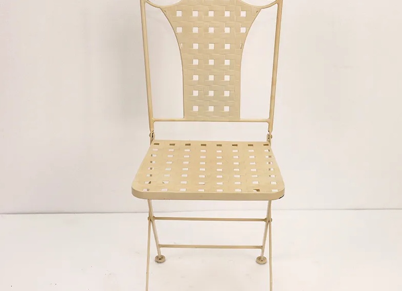 Мебель из ротанга или кованая мебель: что выбрать для дачи