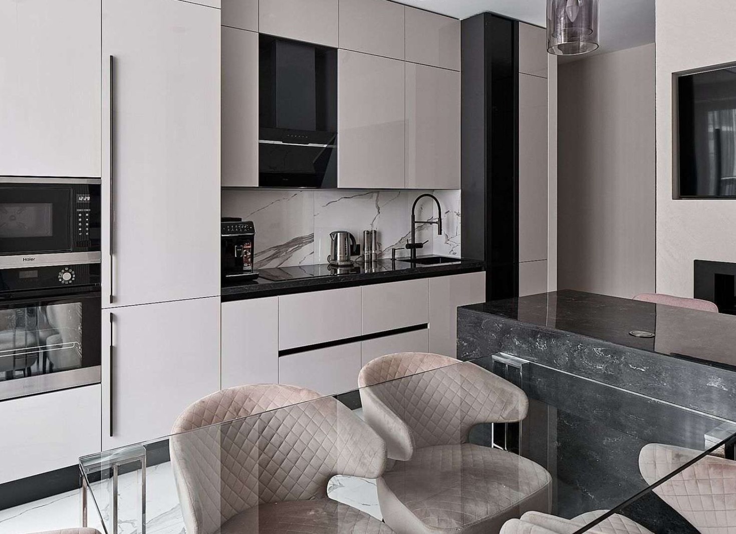 Индивидуальный заказ или готовая мебель: как выбрать лучшее решение для вашего интерьера с учетом всех преимуществ