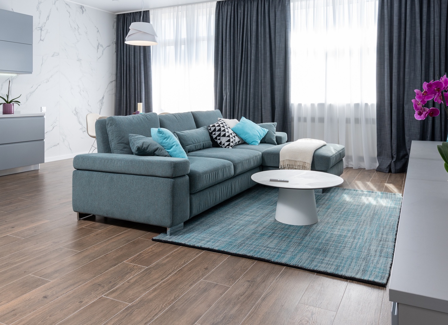 Как подобрать мебель для гостиной: выбираем банкетки и консоли